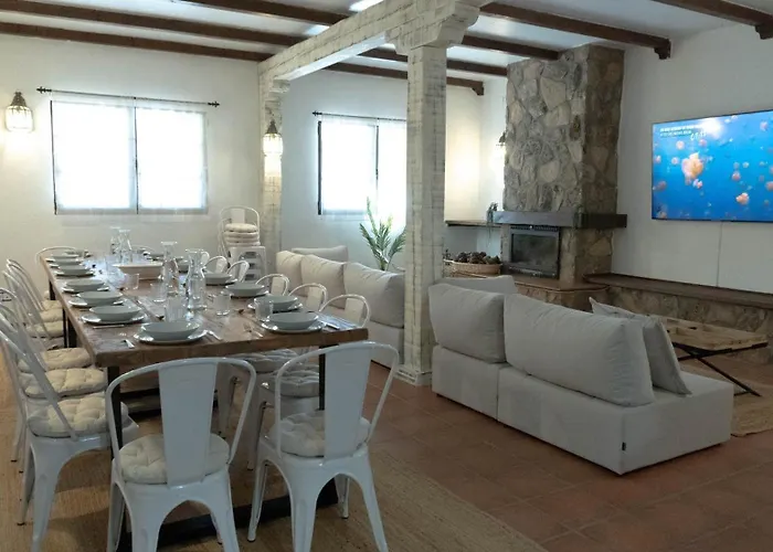 펜션 Casa Valdesanmartin - Country House, 10500sqm, Pool, Paddel & Bbq *